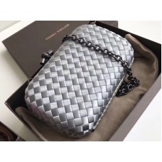 Uzel Bottega Veneta v barvě Boucher Intreccio Silver