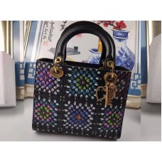 Dior Lady Dior v černém provedení s reliéfní telecí kůží a ruční malbou