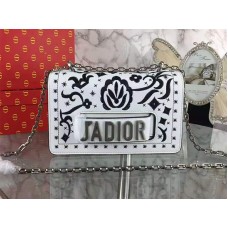 Mini kabelka Dior J'Adior s vyšívanými květinami v bílé a černé barvě