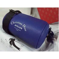 Kabelka Dior Roller Pouch z džínové telecí kůže s texturovanou strukturou v modré barvě