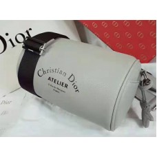 Kabelka Dior Roller Pouch z telecí kůže s džínovou texturou v šedé barvě