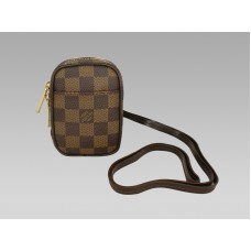 Případ Louis Vuitton Damier Okapi Pm